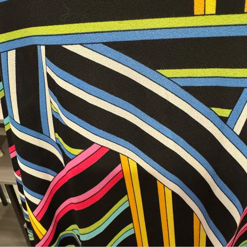 Erica Brooke Collection – Multicolor Geometric Tunic Top (Plus 3X / 26W–28W) - Picture 6 of 8